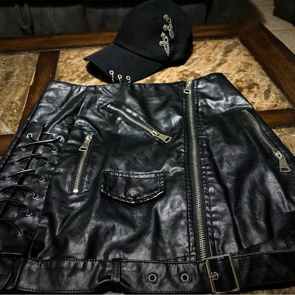 Black Leather Skirt with Zipper Details and hat - Picture 5 of 7